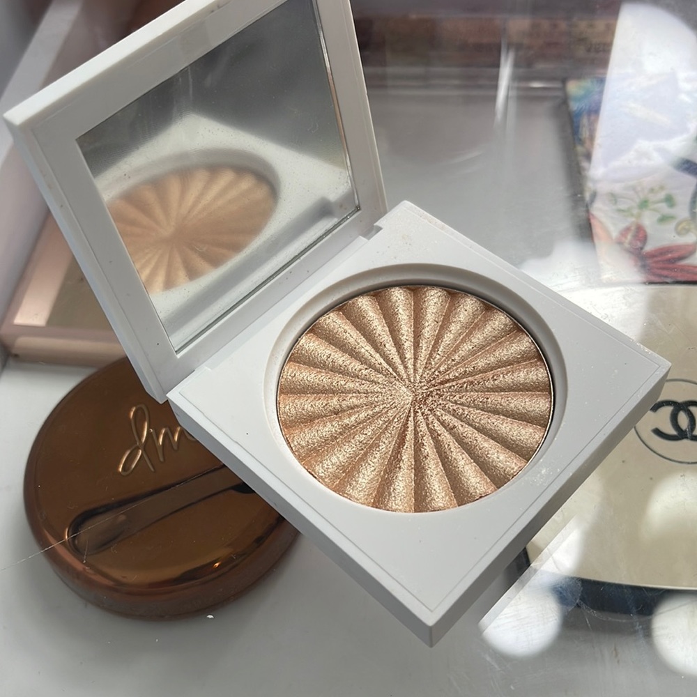Ofra nikkietutorials collab glow goals highlighter